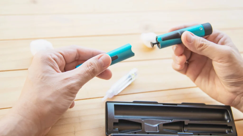 Glucagon lipolyse plays an important role in fat metabolism alongside insulin and epinephrine. 